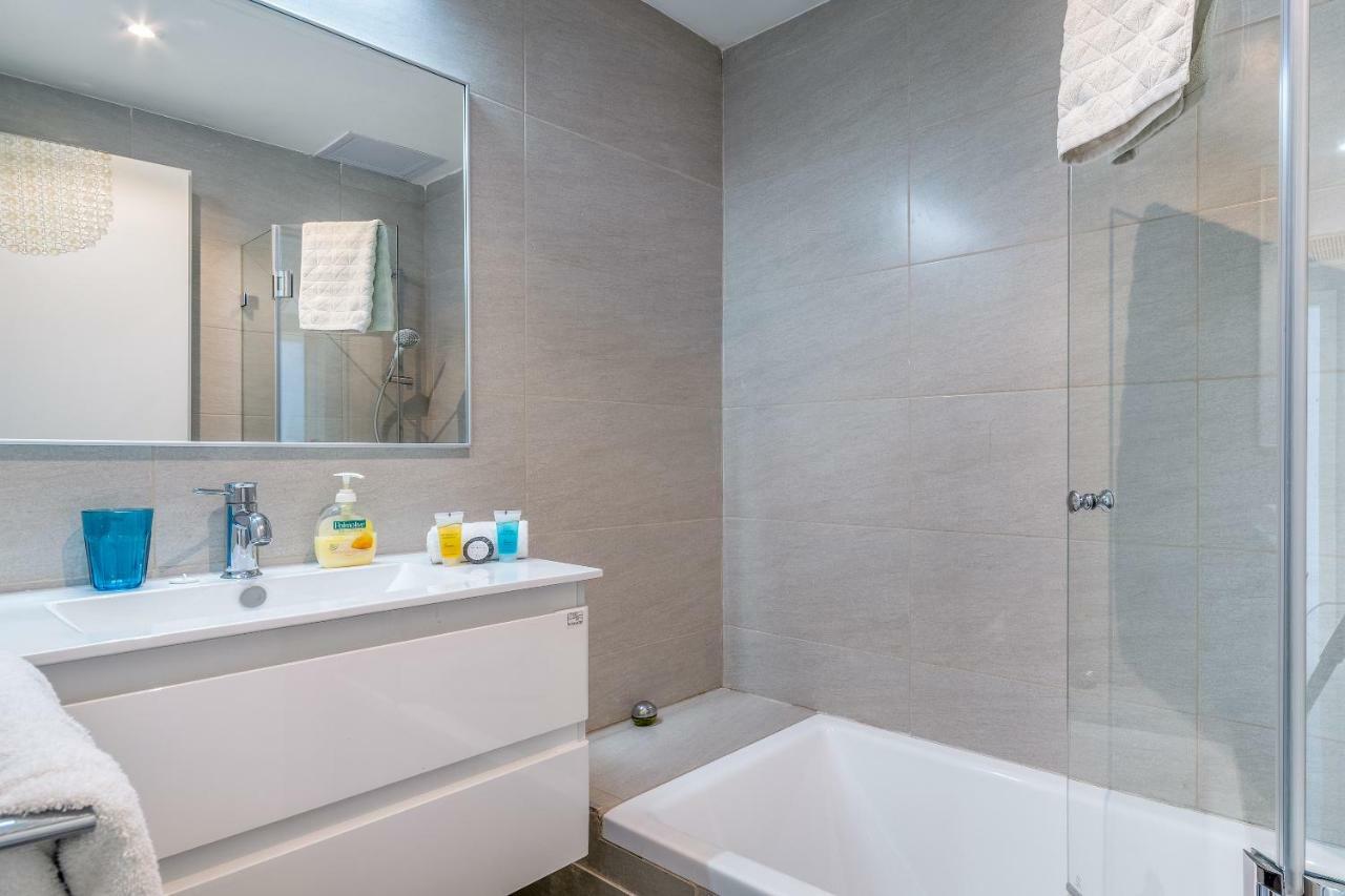 Beautiful Sunny 3 Bedrooms In Font Of The Beach Tel Aviv Exteriör bild