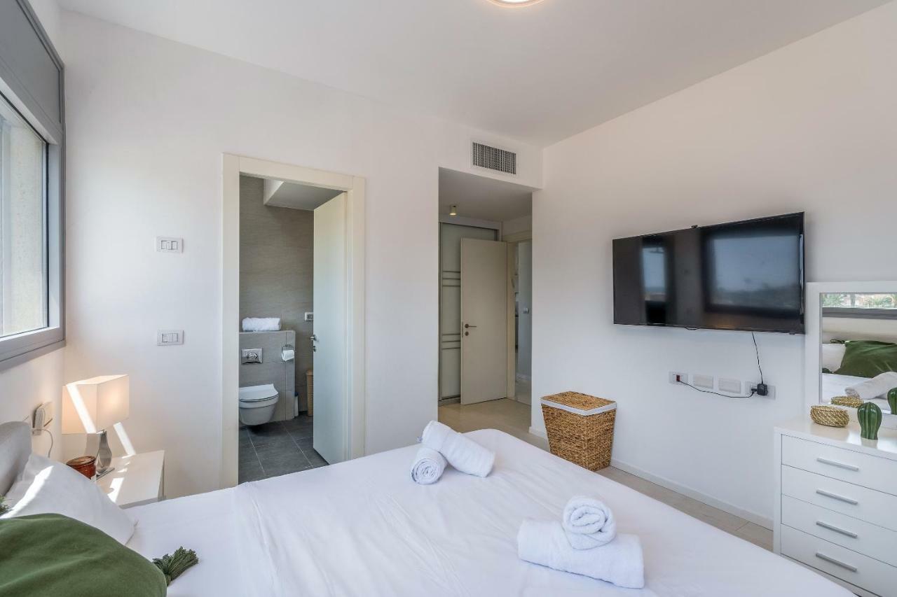 Beautiful Sunny 3 Bedrooms In Font Of The Beach Tel Aviv Exteriör bild