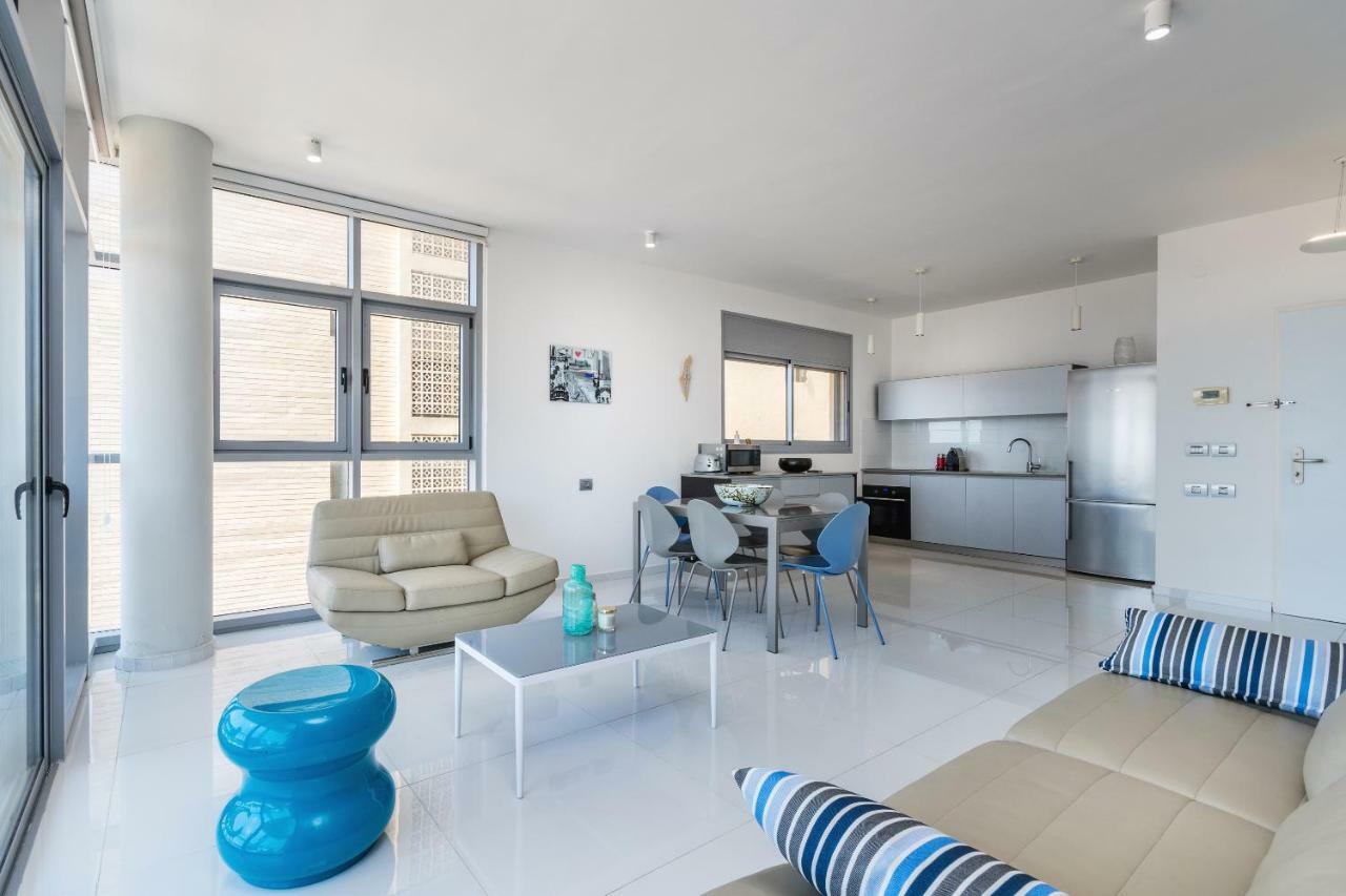 Beautiful Sunny 3 Bedrooms In Font Of The Beach Tel Aviv Exteriör bild