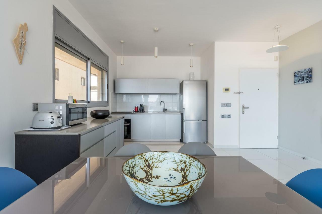 Beautiful Sunny 3 Bedrooms In Font Of The Beach Tel Aviv Exteriör bild